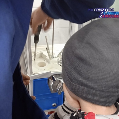Вечером 8 апреля в Марийскую аварийно-спасательную службу поступило сообщение о том, что в г. Звенигово у мальчика застряла рука в автомате с игрушками