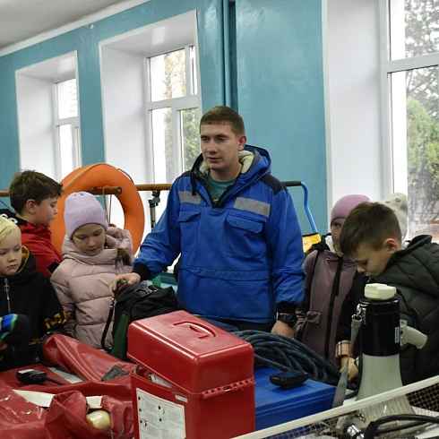12 октября спасатели Центрального аварийно-спасательного отряда провели две экскурсии для школьников