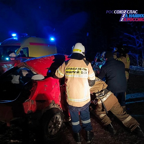 Спасатели Марий Эл совместно с пожарными деблокировали пострадавших  из легкового автомобиля