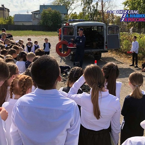 5 сентября в рамках "Месячника безопасности детей" спасатели Звениговской аварийно-спасательной группы ГБУ РМЭ "МАСС" совместно с сотрудниками ГИМС и пожарного надзора провели занятие по мерам безопасности в различных ЧС