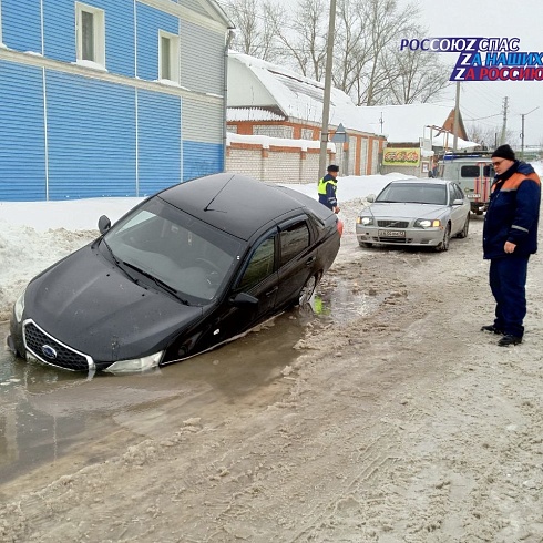 29 января 2024 года спасатели Йошкар-Олинской аварийно-спасательной службы выполнили работы по деблокированию автомобиля, провалившегося под размытый водой асфальт по адресу Складская 22а в г. Йошкар-Ола
