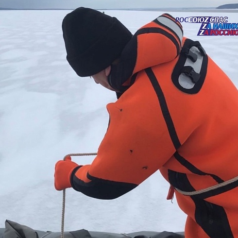 Спасатели Марий Эл эвакуировали рыбаков с оторвавшихся от берега льдин