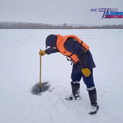 Спасатели Марий Эл проводят замеры толщины льда и профилактическую работу с населением