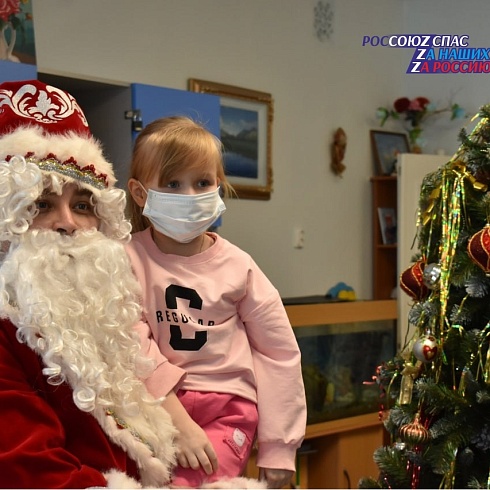 Спасатели Марий Эл поздравили маленьких пациентов онкогематологического отделения с наступающим Новым годом
