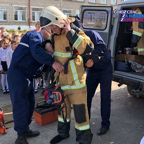 5 сентября в рамках "Месячника безопасности детей" спасатели Звениговской аварийно-спасательной группы ГБУ РМЭ "МАСС" совместно с сотрудниками ГИМС и пожарного надзора провели занятие по мерам безопасности в различных ЧС